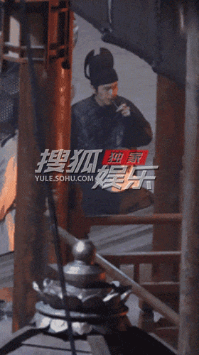 白宇穿古装抽烟  白宇穿古装吸烟 拍古装戏的间隙，媒体拍到白宇穿古装抽烟 