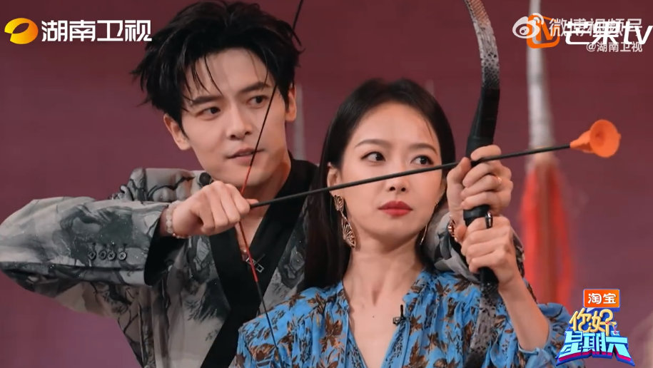 宋茜回头一看身后空无一人 你好星期六 嘿，射箭场上宋茜这状况太逗趣啦！看着队友们