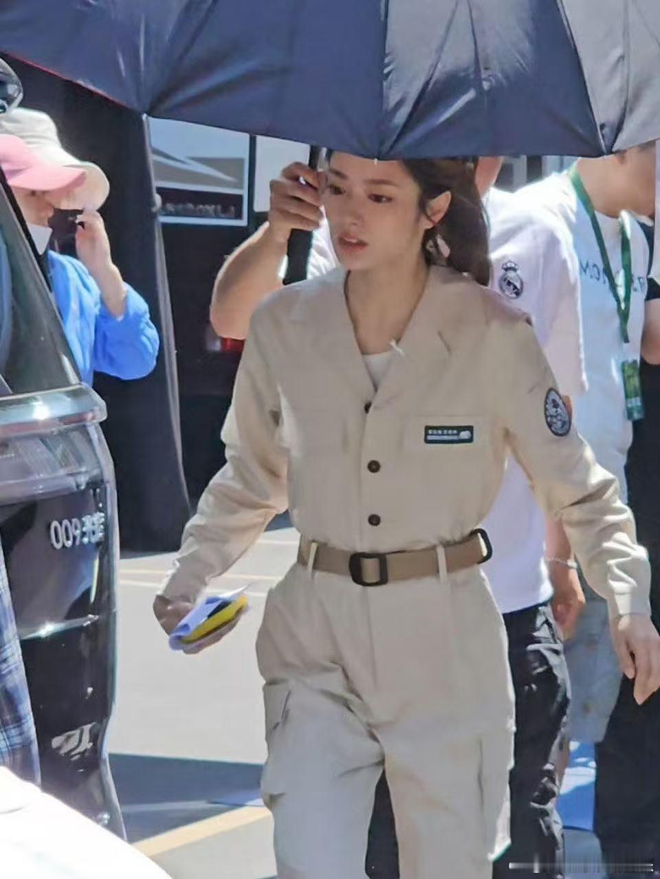 徐若晗明川有知夏路透 高马尾配徐若晗的英气长相真的太搭了，清爽不油腻还自带故事感