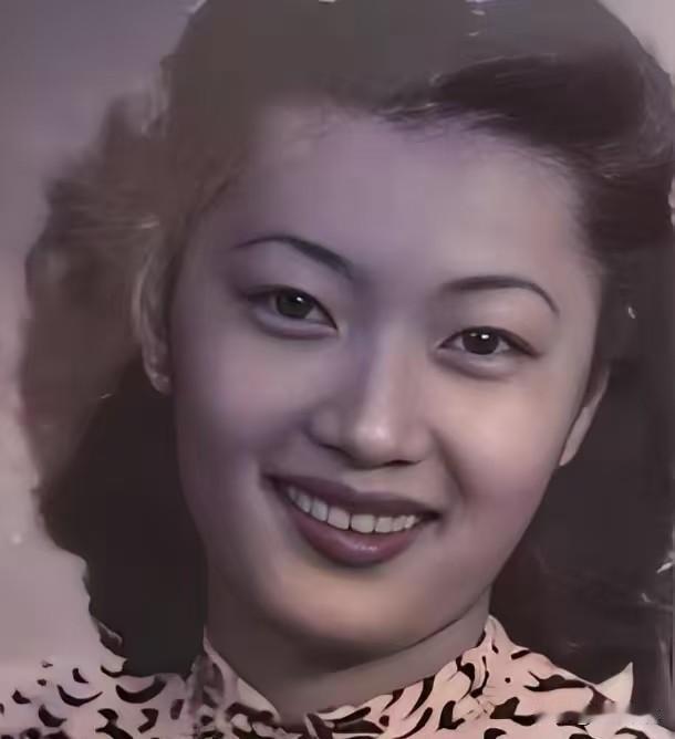 1946年，孔祥熙女儿逛公园遭军阀公子街头调戏，她立即举枪便射，两人互射十几发，