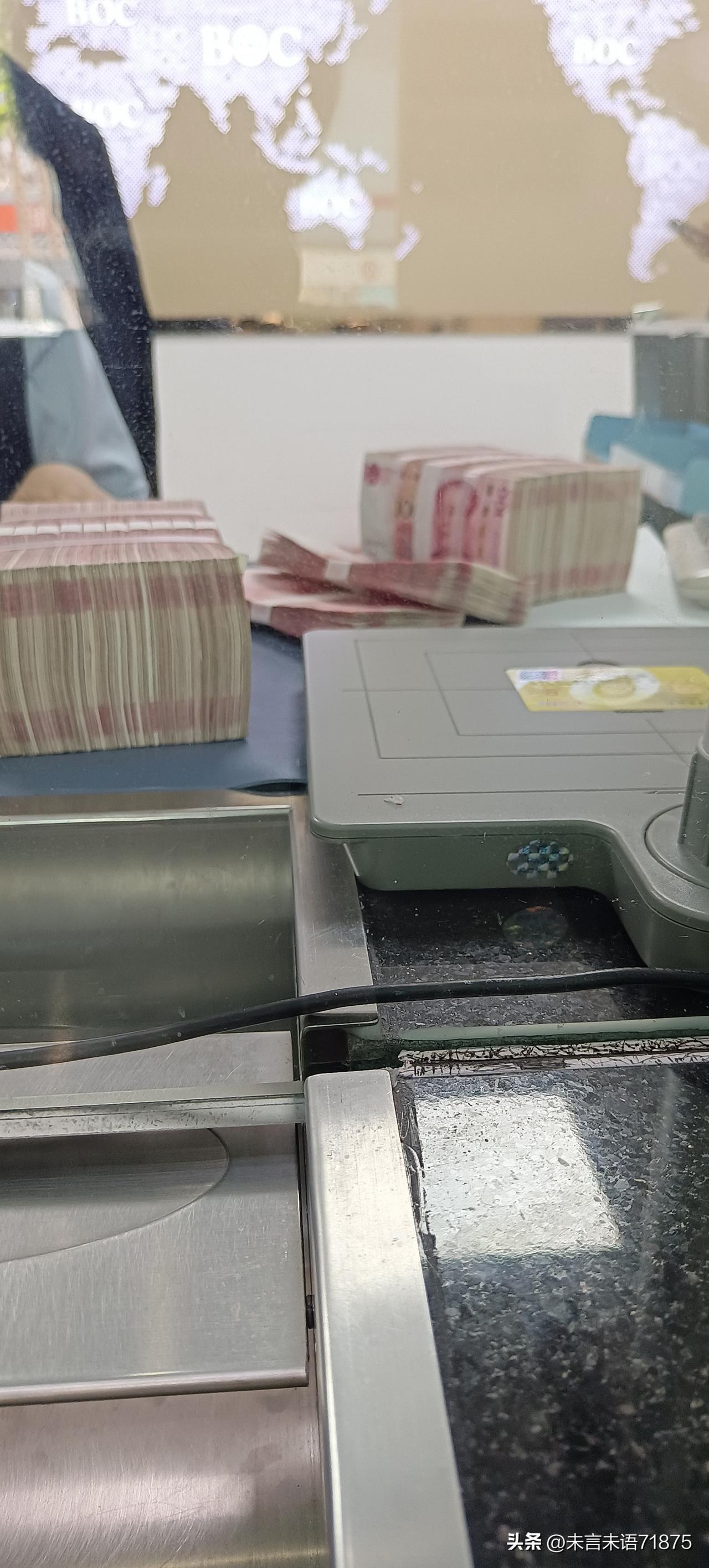 都来开开眼，多长时间没见过那么多毛爷爷啦。
一捆10万，一捆10万，每一捆硬的跟