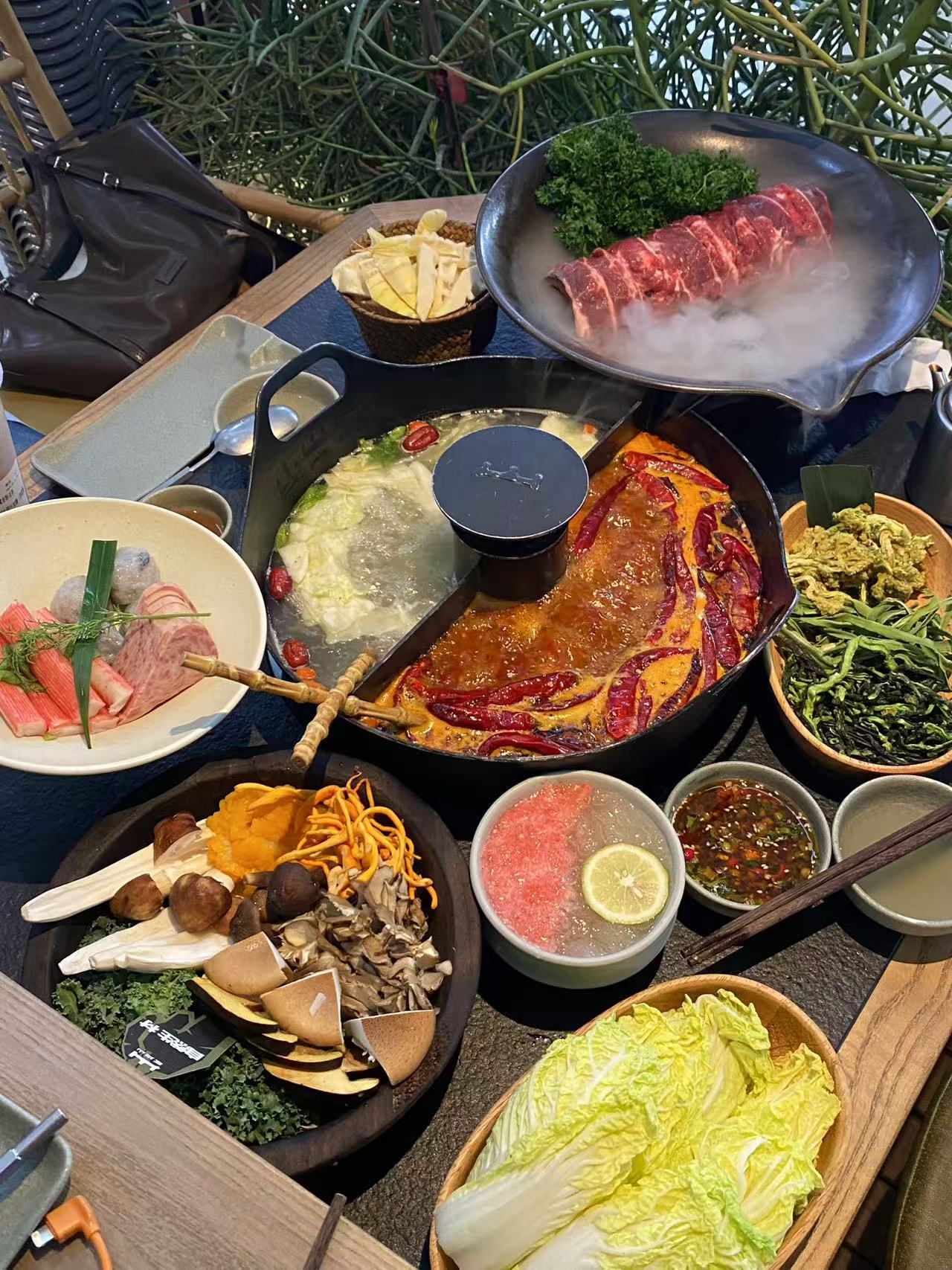 今天北京大风但是现在仍然在外面吃火锅的松弛感。。。 ​​​
