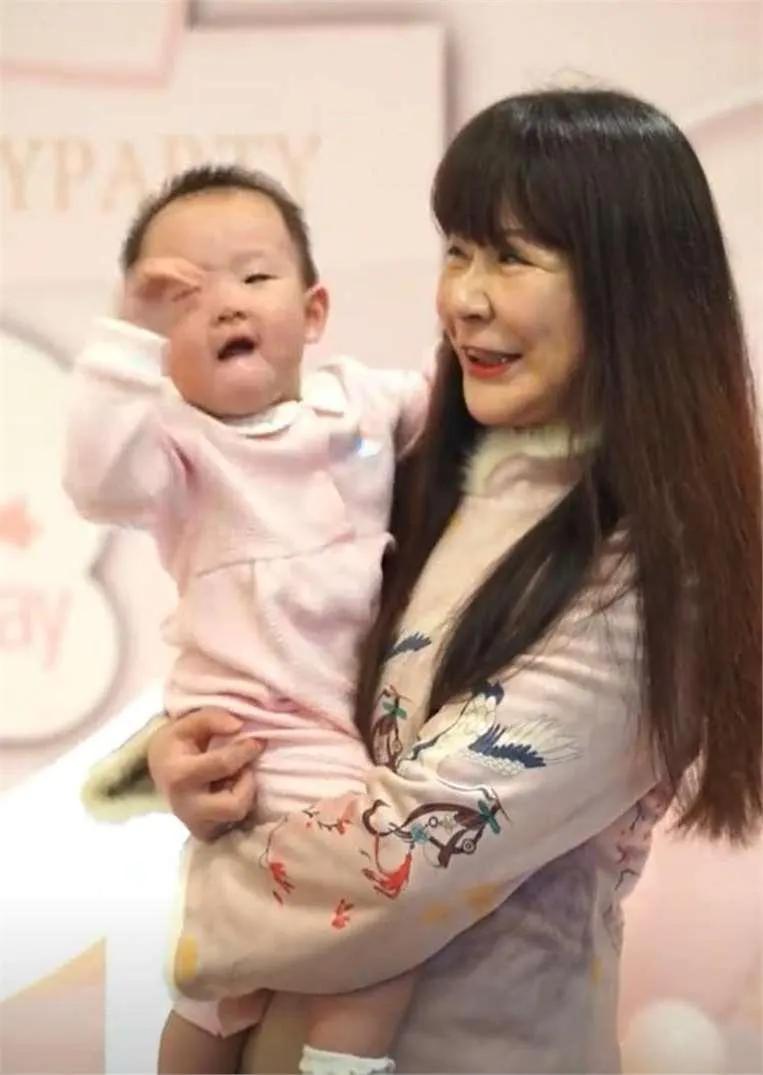 黄一鸣妈妈抱着闪闪露面，这长相细思极恐啊！

难怪黄一鸣敢未婚先孕，自己就把孩子