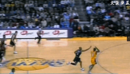 这个扣篮充分显示了科比的身体灵活性