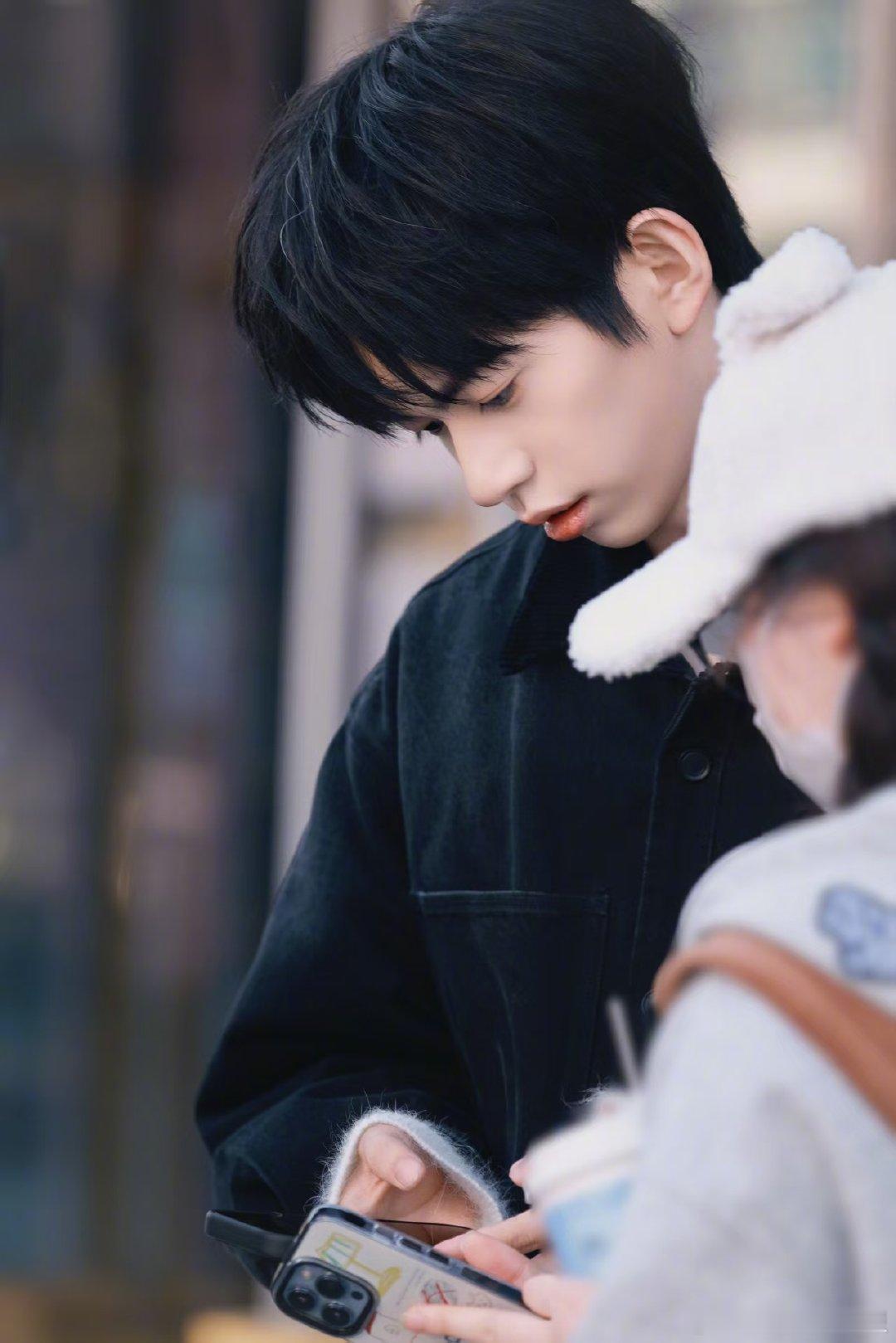 晋级快乐！魏忠杰一路过关斩将，凭借扎实唱功和稳定发挥跻身12强，殷秀梅队的骄傲，