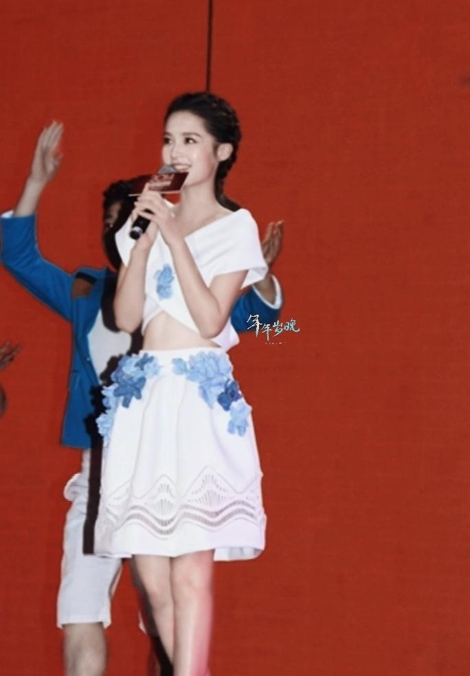 2014年国剧盛典，获最具潜质女演员奖，同时表演《Why me》歌舞秀，饭拍呈上