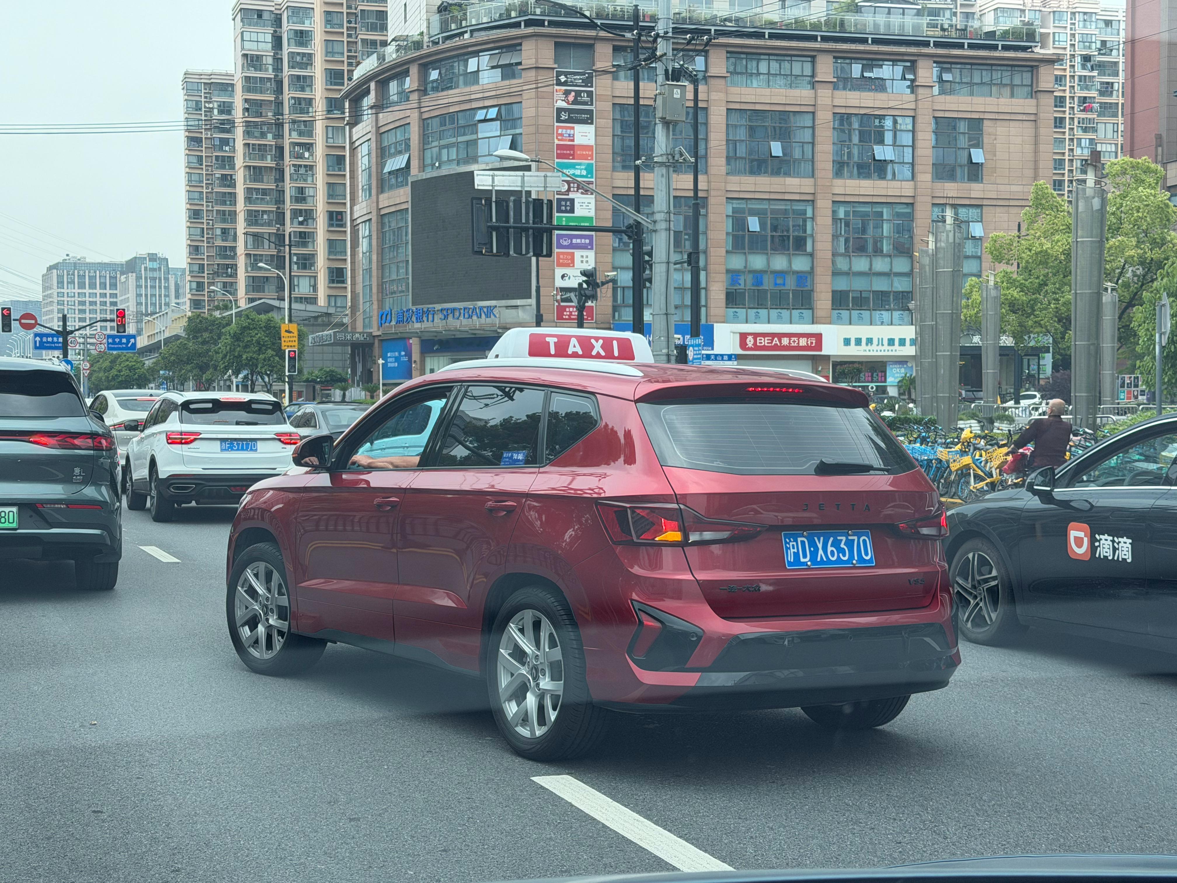 偶遇上海唯一一辆小米SU7出租车。这个是上海的私人出租车，沪AX， 沪BX，沪D