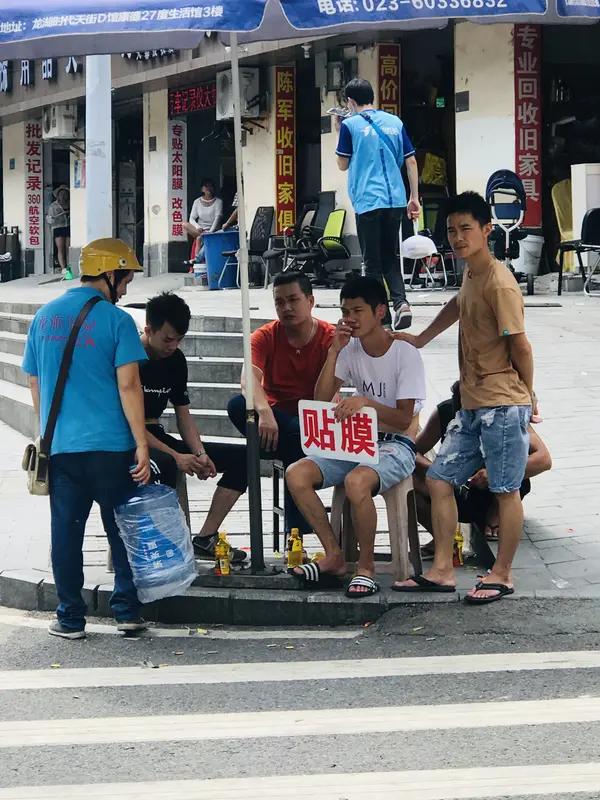 苏州天堂，千名大学生寻岗之举惊艳了世人！那树林中密密麻麻的大学生拖着行李箱寻觅暑