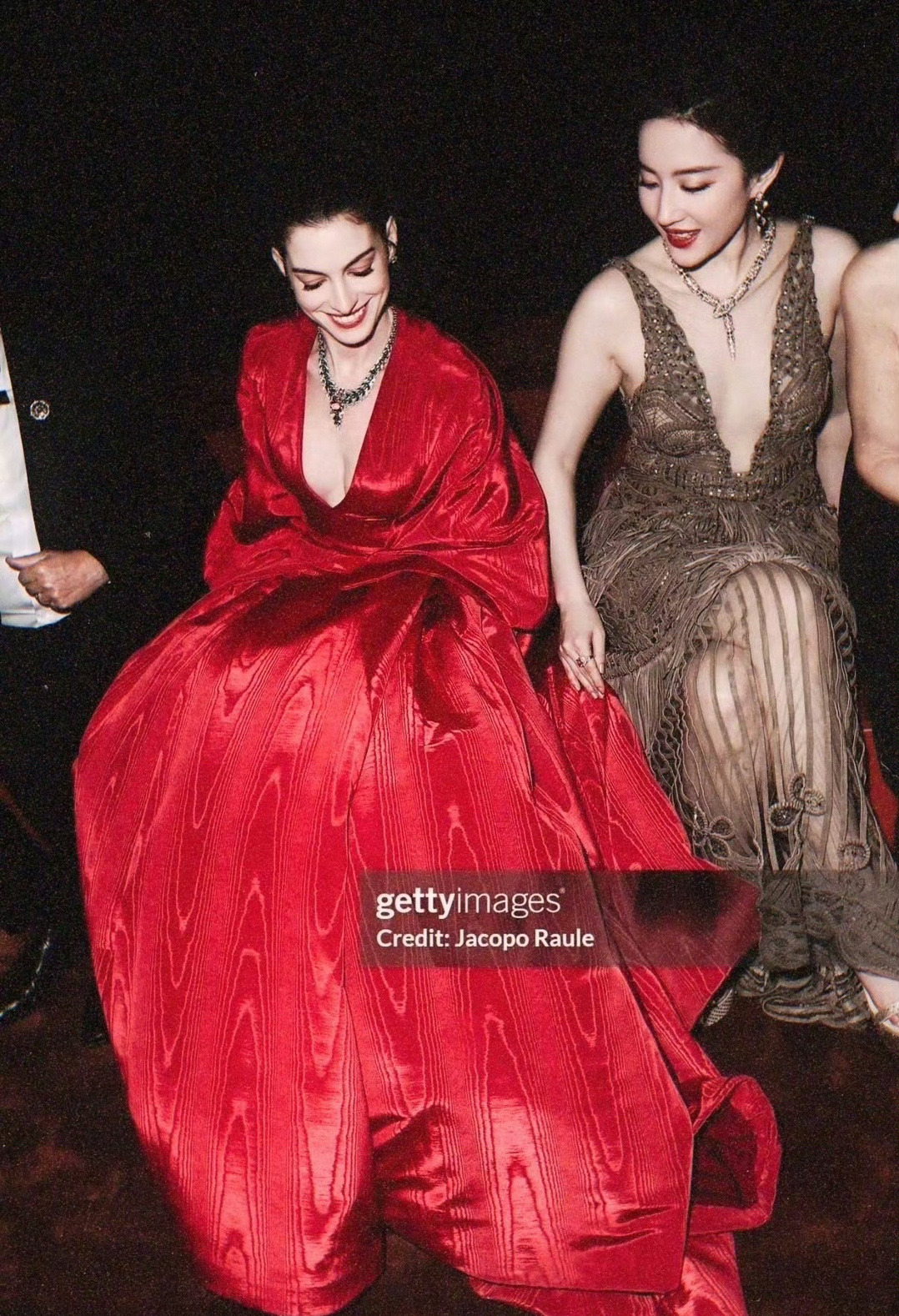 刘亦菲安妮海瑟薇世纪神图，给G社拍到了，公主的旁边还是公主👑 