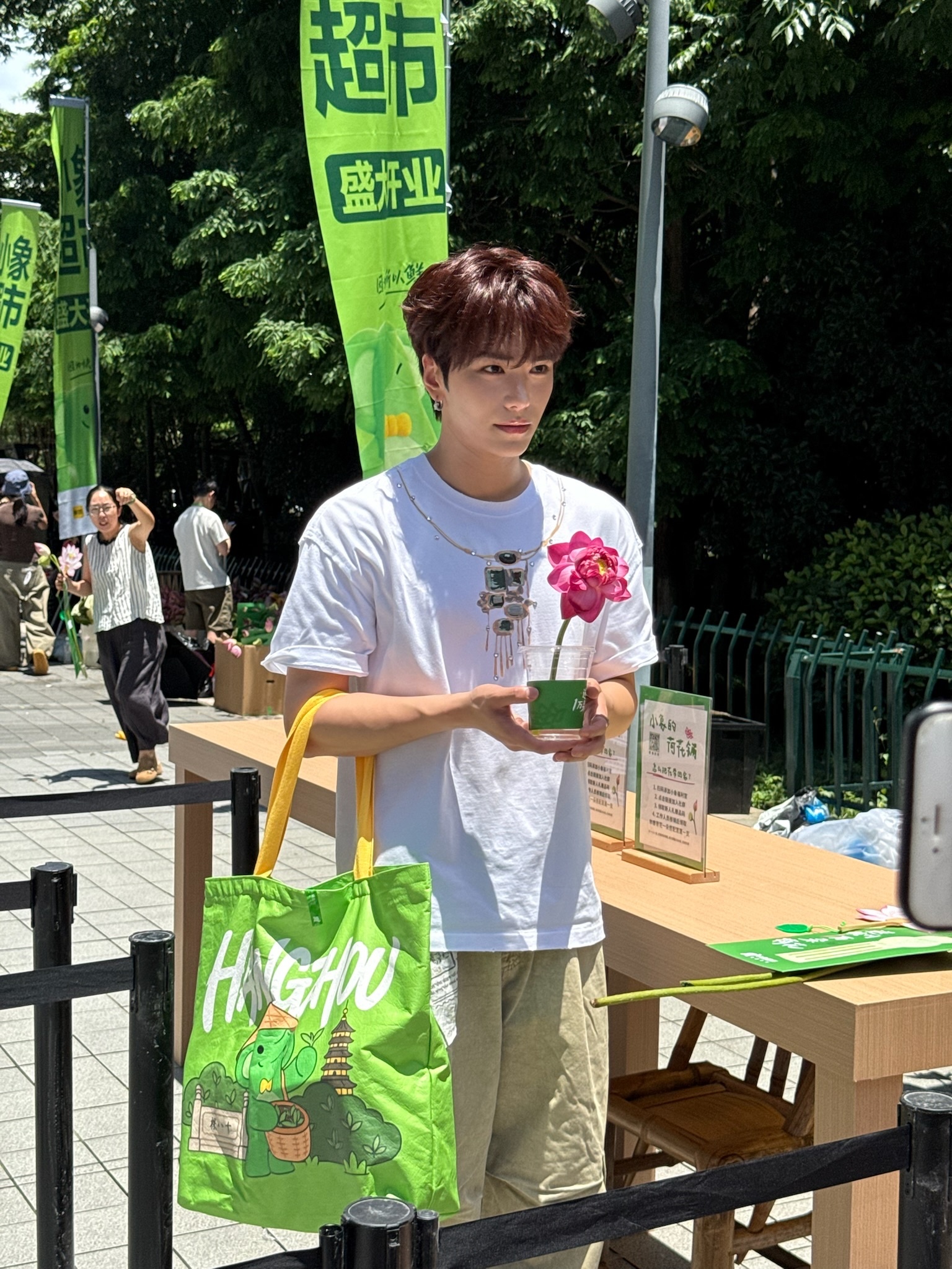 小象超市送杭州人1万朵荷花小象超市杭州首店开业也太懂本地人了，直接准备一万朵荷花