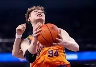 CBA“王奶奶”今晚化身“王大爹”CBA总决赛G5半场战罢，上海男篮49-47暂