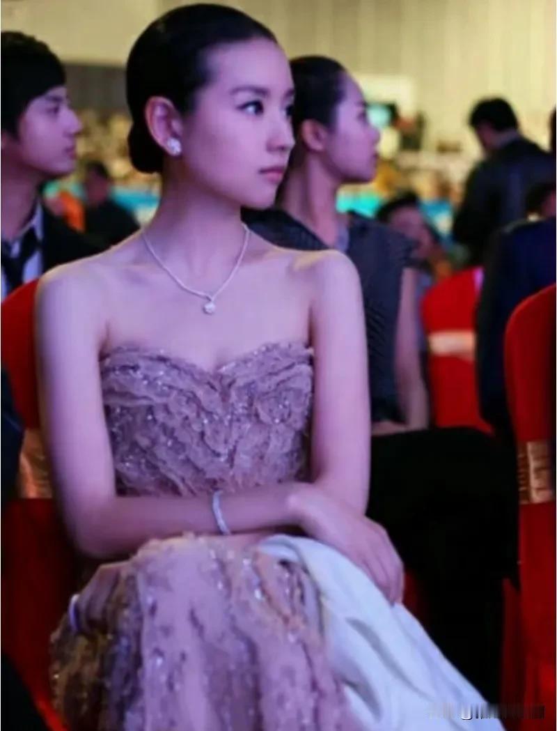 董洁的侧脸在女星当中也算很漂亮的了，尤其是她的鼻子，真的很美丽。侧脸鼻型最重要，