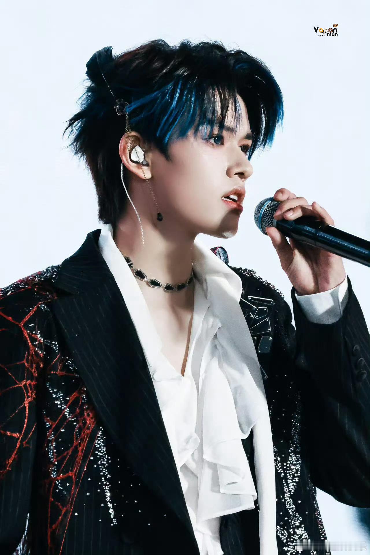 张极蓝发挑染 蓝发挑染自带舞台气场！练习室的汗水化为灯光下的闪耀，05后第一男歌