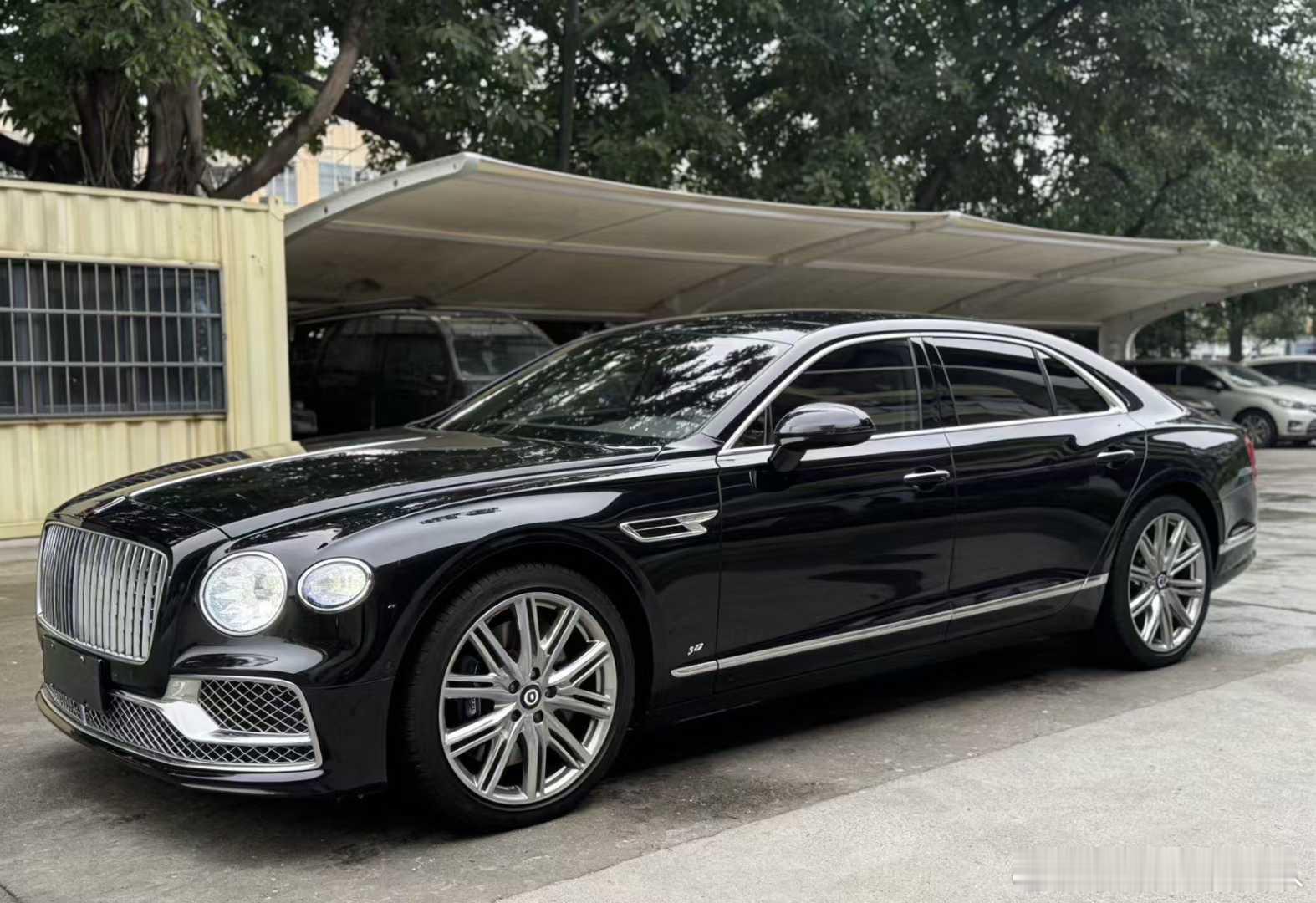 宾利飞驰｜四座黑色外观/纽马克特褐内饰 配置：黑檀木面板、抬头显示、座椅通风加热