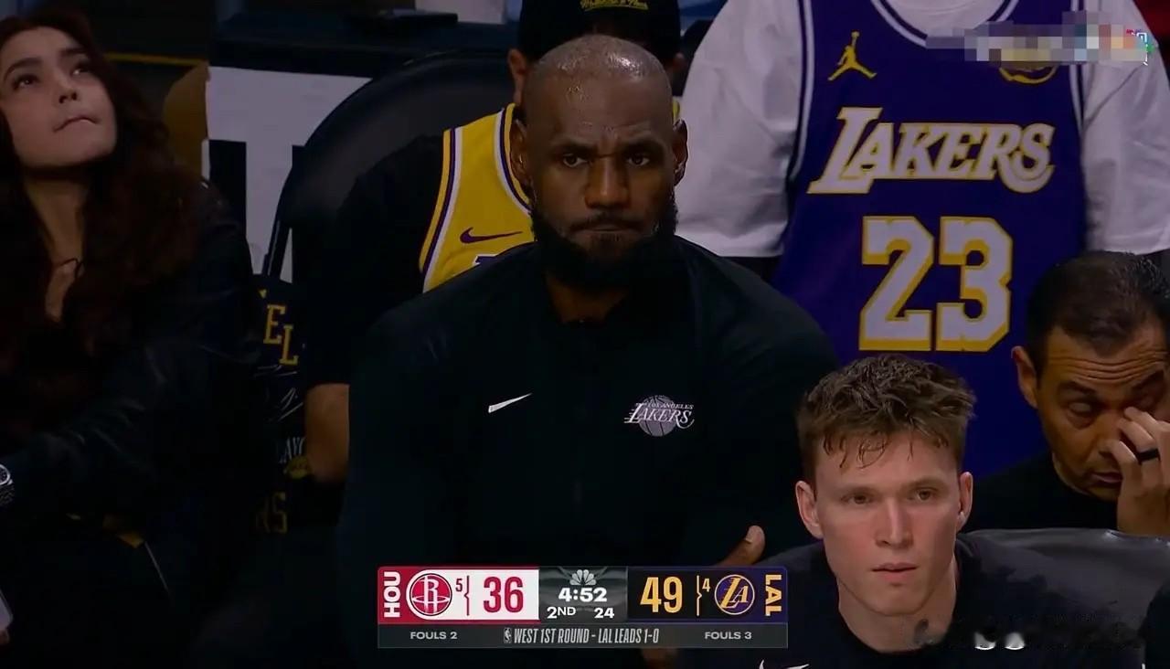 四旬老汉詹姆斯满脸愁容啊！一下场就被打了个12-0，两位数优势转眼成了3分。
