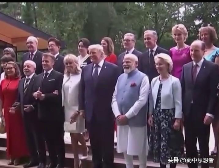 特朗普在G7的合影特别有意思，他对马克龙的妻子格外上心，热情地扶她站在一起。由于