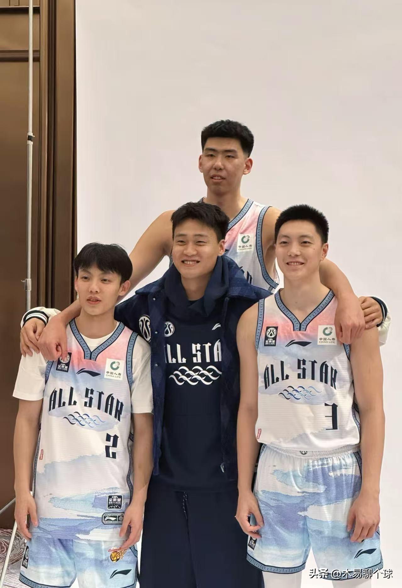 四大巨头重聚：勾起了谁的青春回忆？
近日，CBA全明星定妆照拍摄，徐杰、胡明轩、
