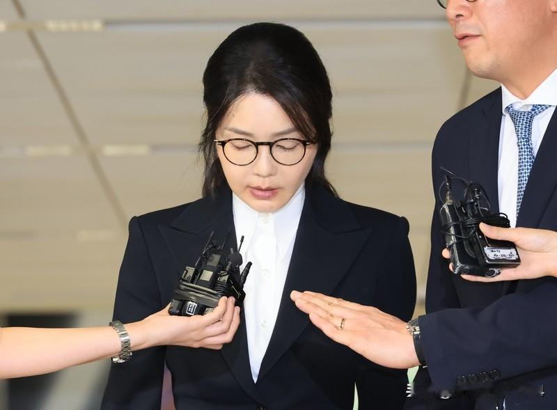 尹锡悦夫人口罩戴反被搀扶着出庭受审 12月3日，尹锡悦发动“紧急戒严”一周年，他