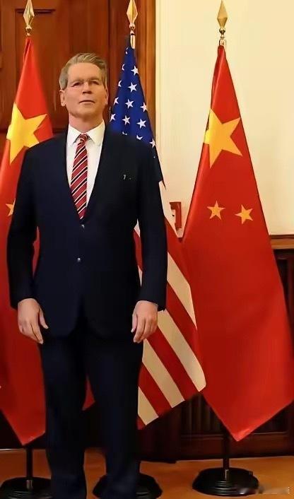 很傲慢嘛！美国财政部长贝森特。在西班牙马德里经贸会谈时，这张合影中的贝森特，仰面