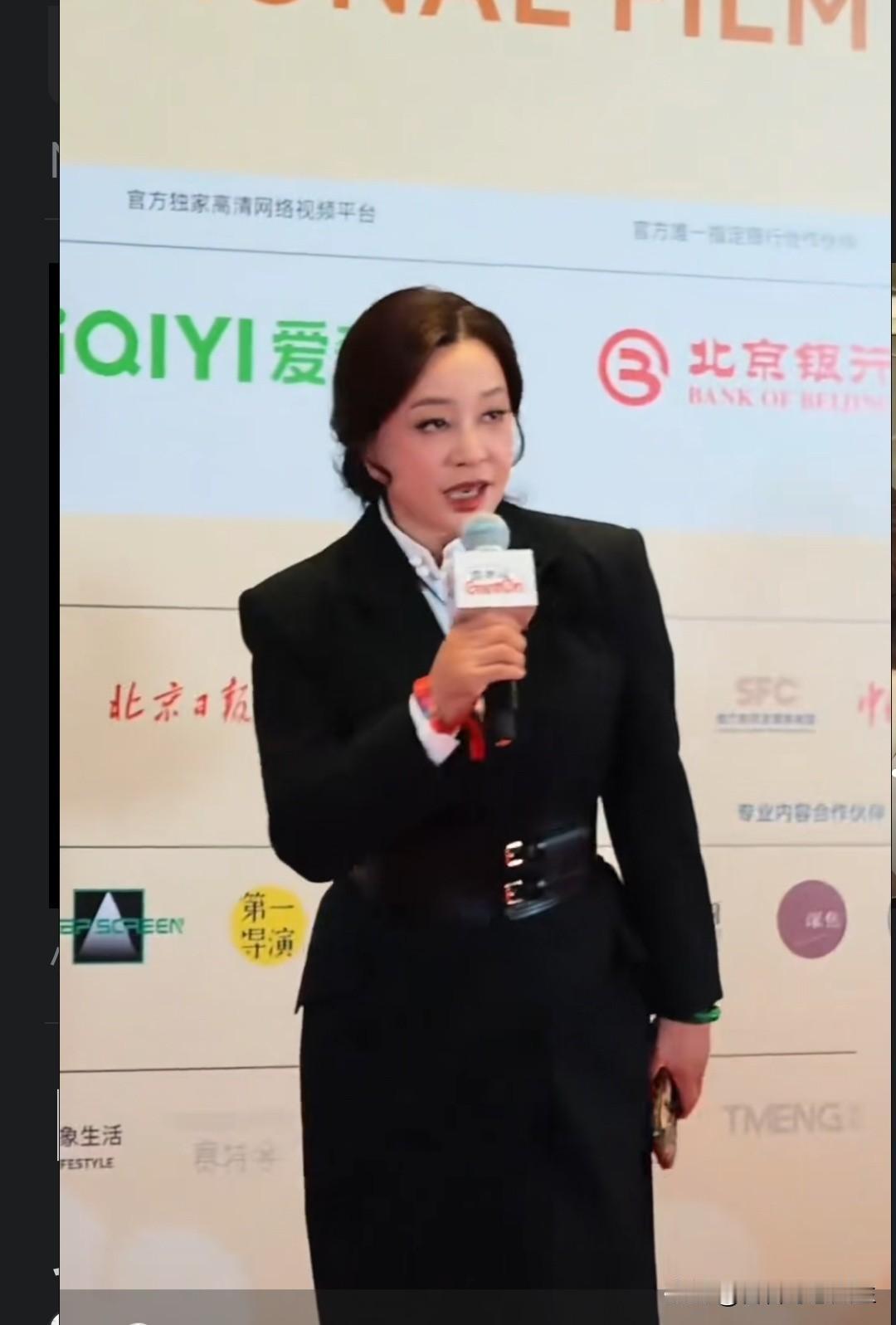 太欣赏晓庆姐了！那份自信从容的步伐，永不服输的拼劲，还有昂扬的心态，真是我辈楷模