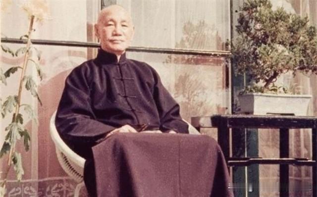 蒋介石晚年常常懊悔，感叹当年最大的错误就是没有将精锐部队全部撤离东北！
1945