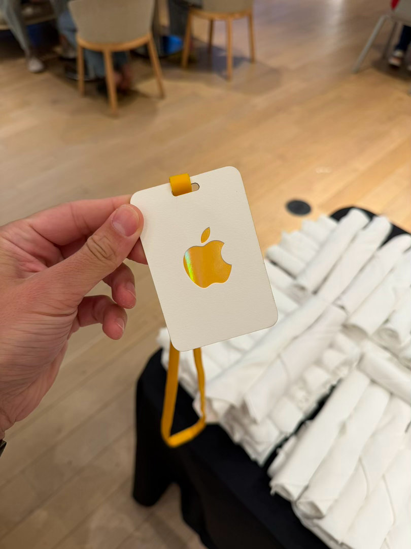 苹果新CEO提前剧透 今年的媒体牌是黄色，镭射的Apple logo ，还有2小