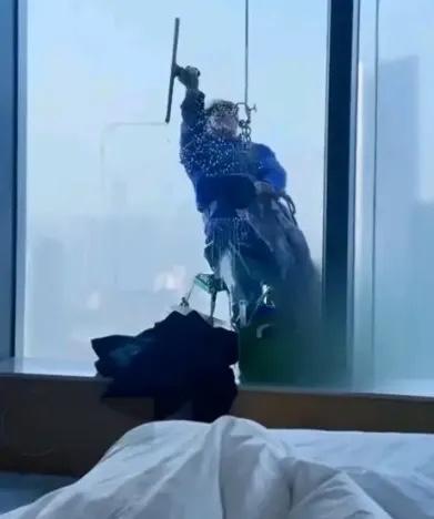 江苏，一男子带着女朋友在酒店睡觉，由于他身体比较好，早晨的时候有了自然反应，于是