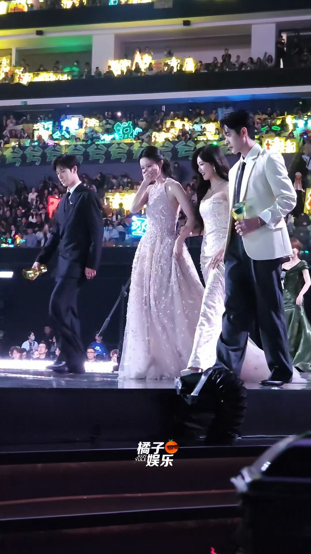 因为上台摔倒了，所以下台的时候李昀锐提前把手伸给孟子义