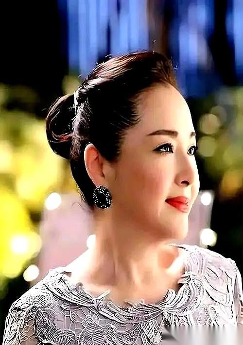 26岁，刚拿了金马影后，穿着镶满碎钻的婚纱在拉斯维加斯当新娘。
新婚之夜，富豪老