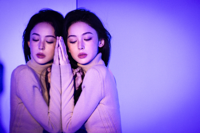 娜扎紫色好有韵味   娜扎紫色好有韵味，简直就是被美貌暴击了。紫色的光晕真的是凸