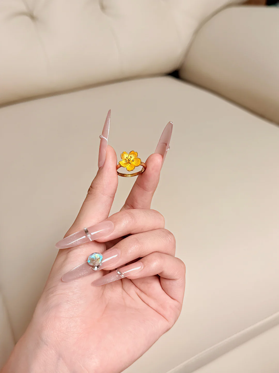 初春🌼白开水冰透美甲和金戒指是绝配yyds