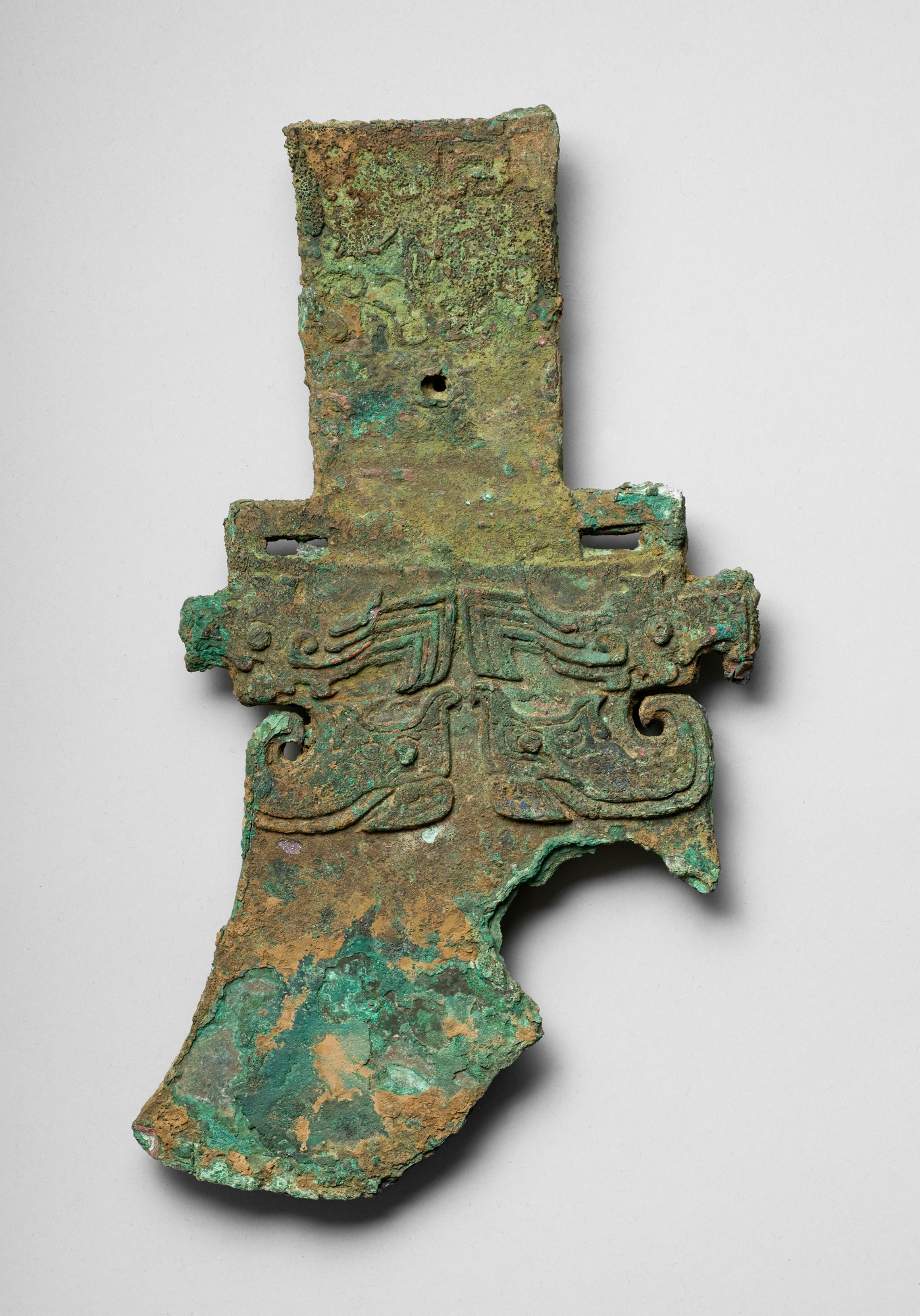 每天一件青铜器 瑞典斯特哥尔摩亚洲艺术馆藏商晚期大钺. 主纹饰是小龙向上张开大口