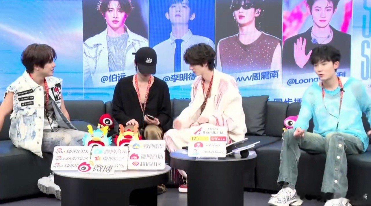 #周震南给黄子弘凡打电话# 周震南很自然的打过去了电话，黄子弘凡也没有疑心直接接