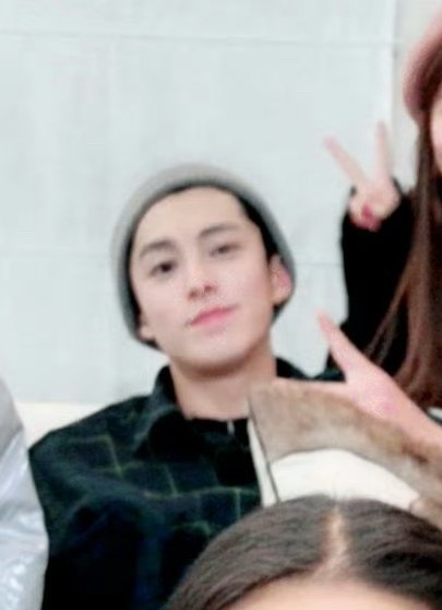 当年跟客栈客人的合影，好嫩哈哈 