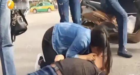 西安，一座古老而又现代交织的城市，近日发生的一幕，让无数网友为之动容。那天，一名