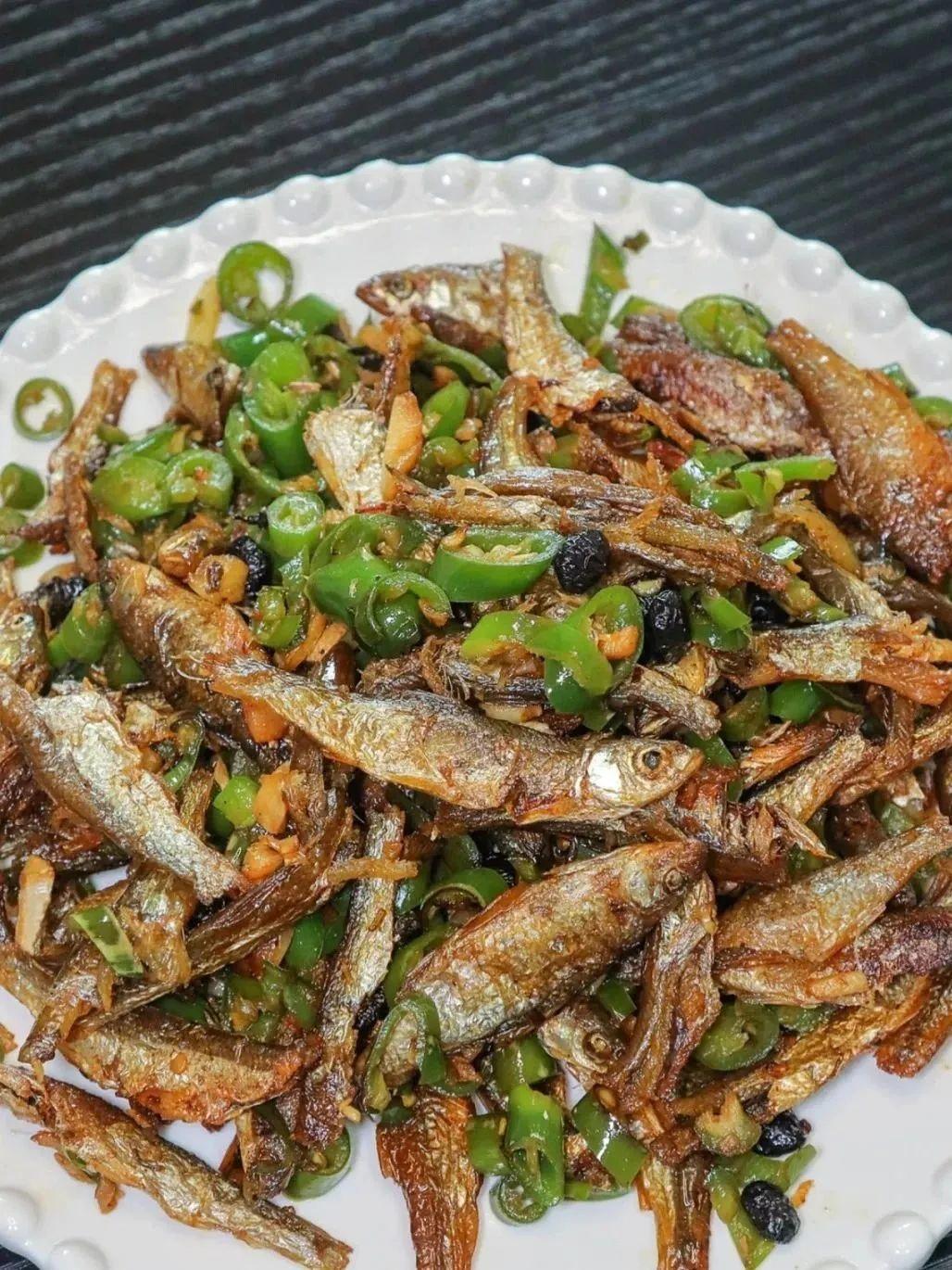 湖南火焙鱼｜地道湘味下饭菜美食攻略！
🌶️什么是火焙鱼
选用小河小鱼，文火慢慢