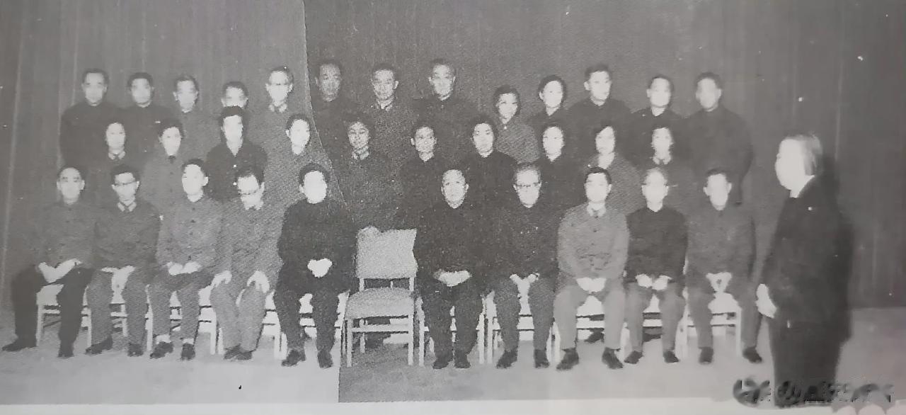 周恩来逝世后，邓颖超与北京305医院周恩来医治小组全体人员合影，可面对那张椅子，