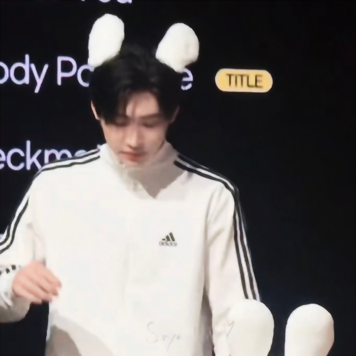 我宝坨把狗耳朵戴成了立耳兔🐰 ​​​