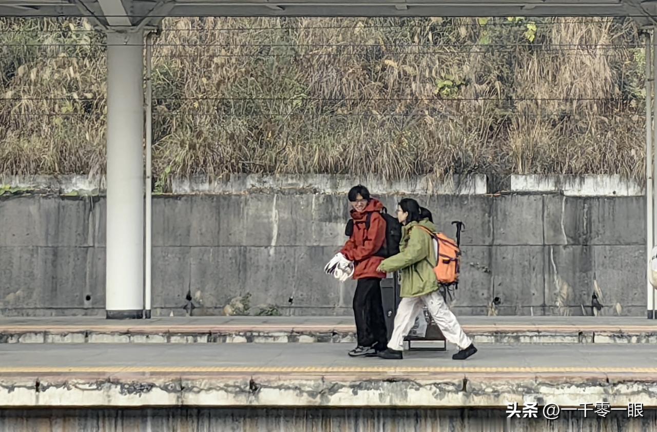 隔着车窗玻璃，看到了远处站台上的这一对年轻男女，女的蹦蹦跳跳，男的不时回头微笑说