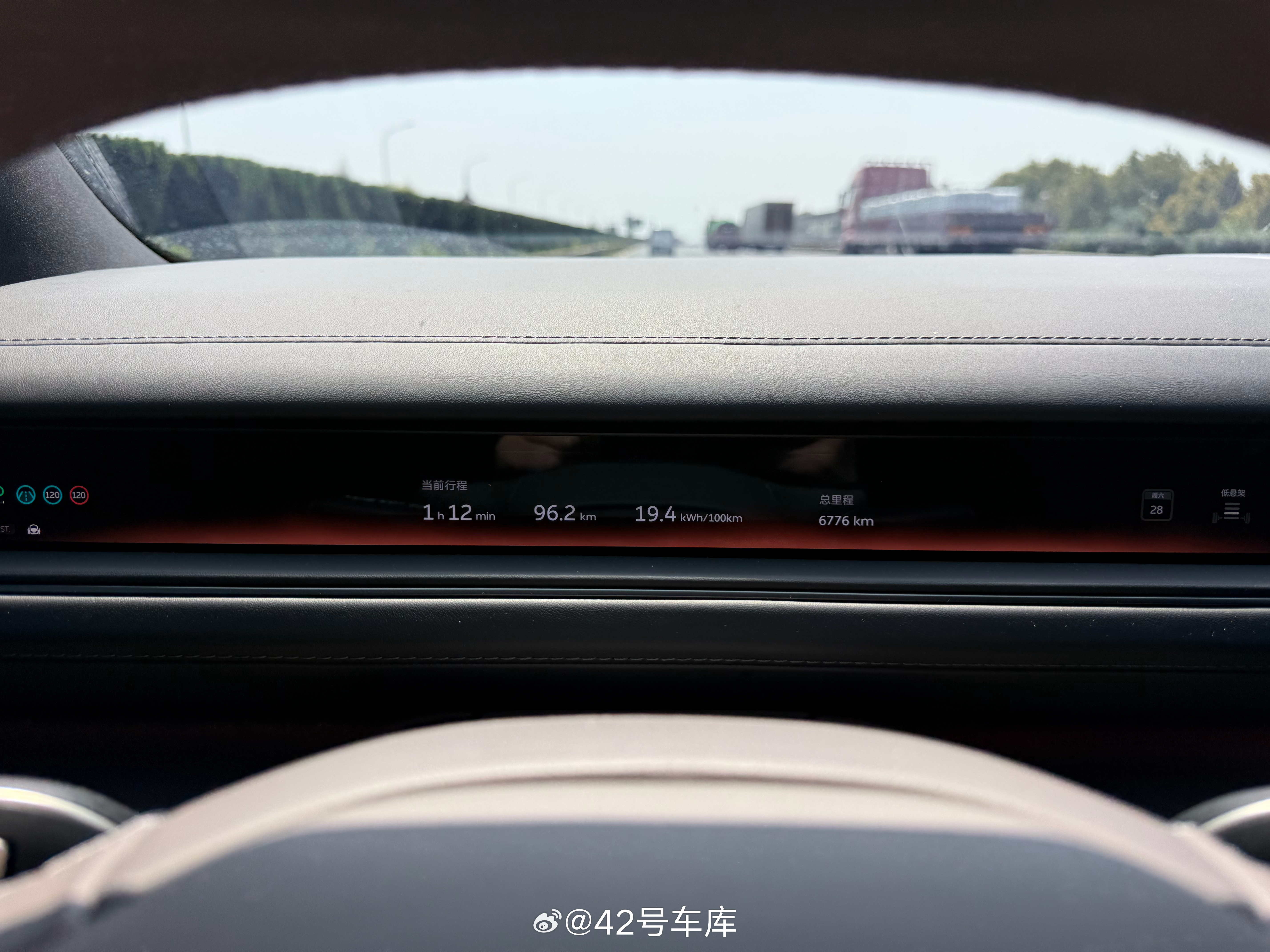 开着 ES8 跑了段高速，均速 80 左右，能耗只有 19 出头，还不错吧。平时