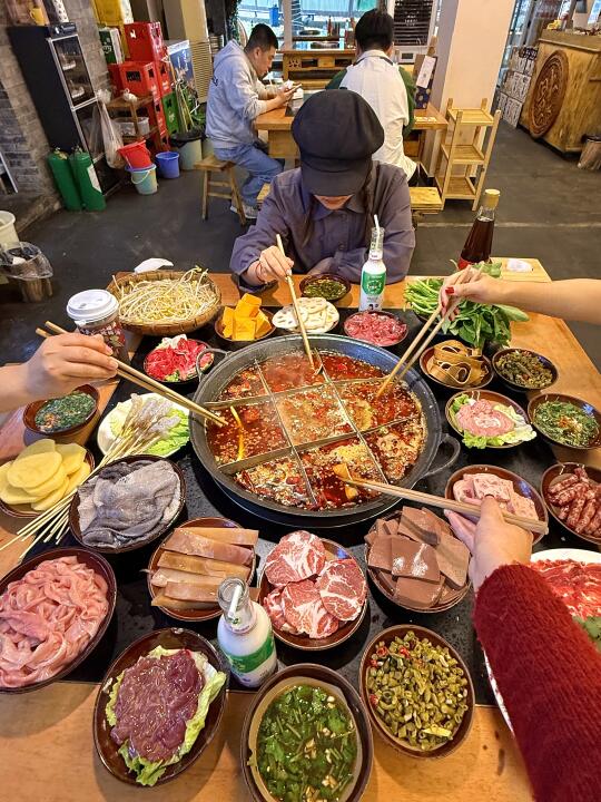 重庆人还是太超前。。。直接用火锅汤底泡饭。。