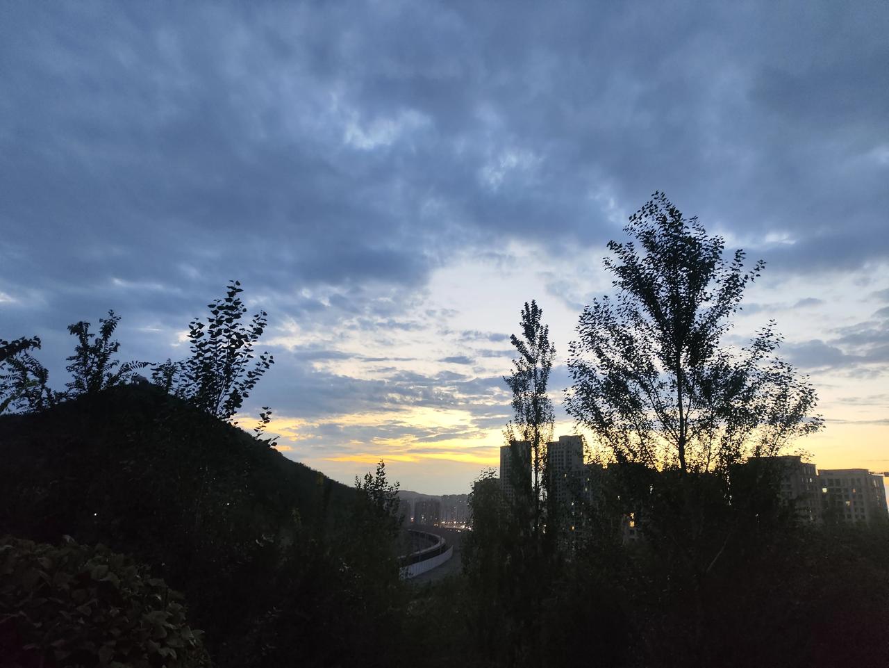 你手机相册里最美的天空照是什么乌市深秋的晚景，挺美的！