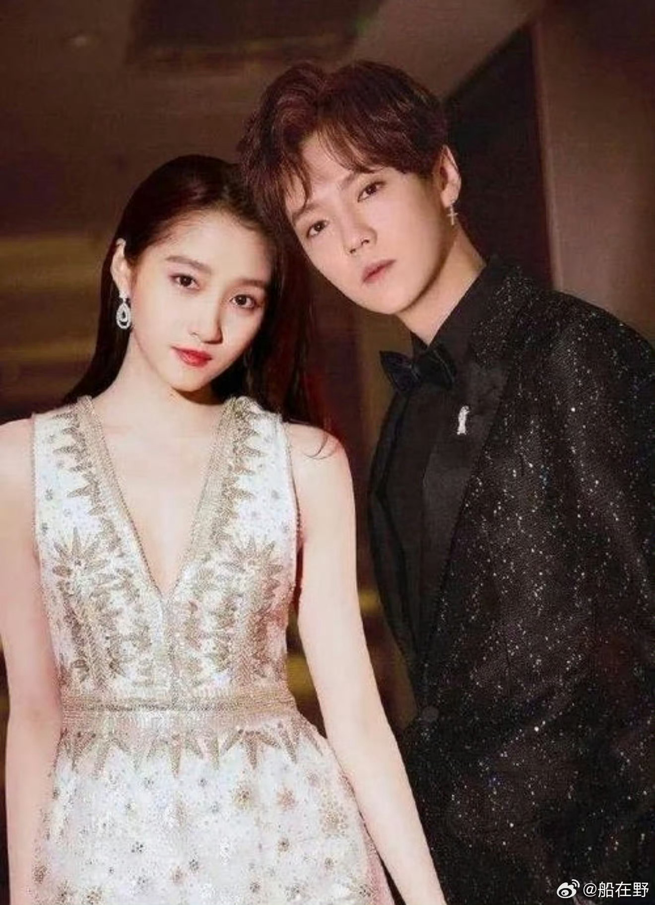 鹿晗（34岁）倾向成家稳定，关晓彤（27岁）处于事业上升期（主演央视正剧《岁月有