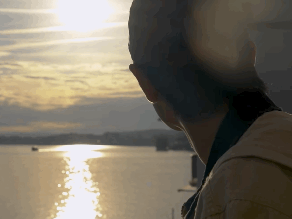 #肖战一日限定男友##肖战白t清爽感# 肖战此次 vlog 展现多样风采，文艺的