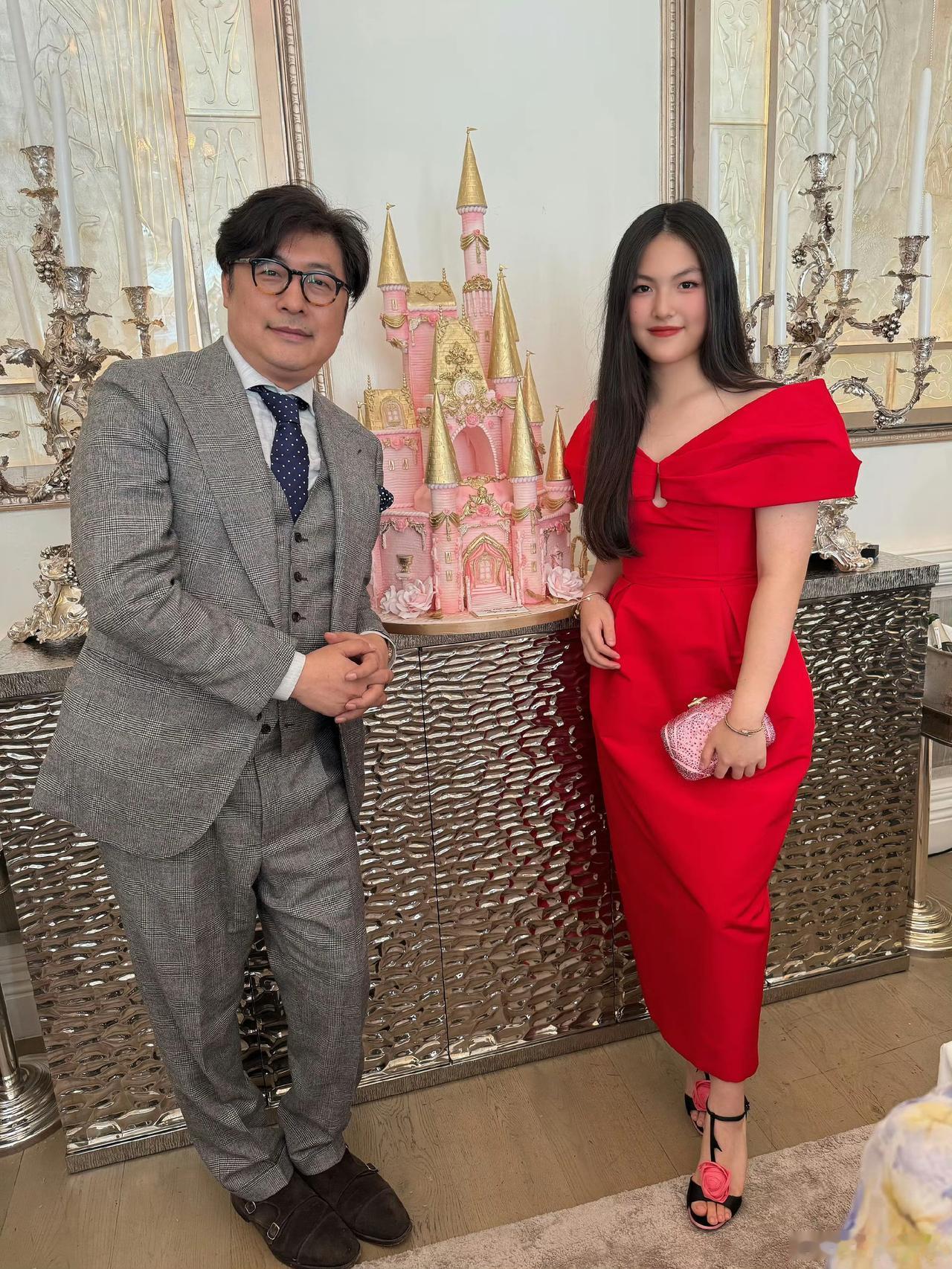 李湘和前夫王岳伦合体在英国为女儿王诗龄庆祝16岁生日，他们还邀请很多王诗龄的同学