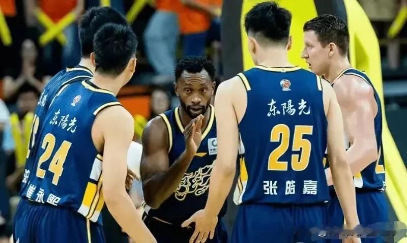 广东男篮手握一众年轻球员，但为球队续血的则是37岁老将周鹏和36岁的弗格，如此结