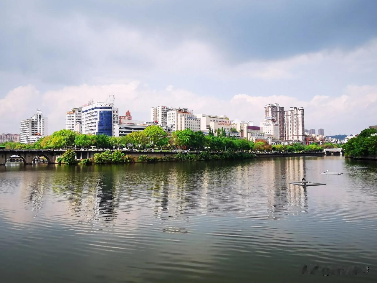 雨后漫步自贡釜溪河畔