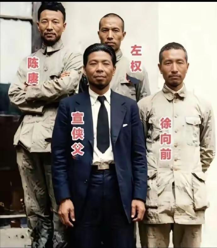 1937年，在西安八路军办事处，四位赫赫有名的曾经黄埔军校毕业生的一张留影。 不