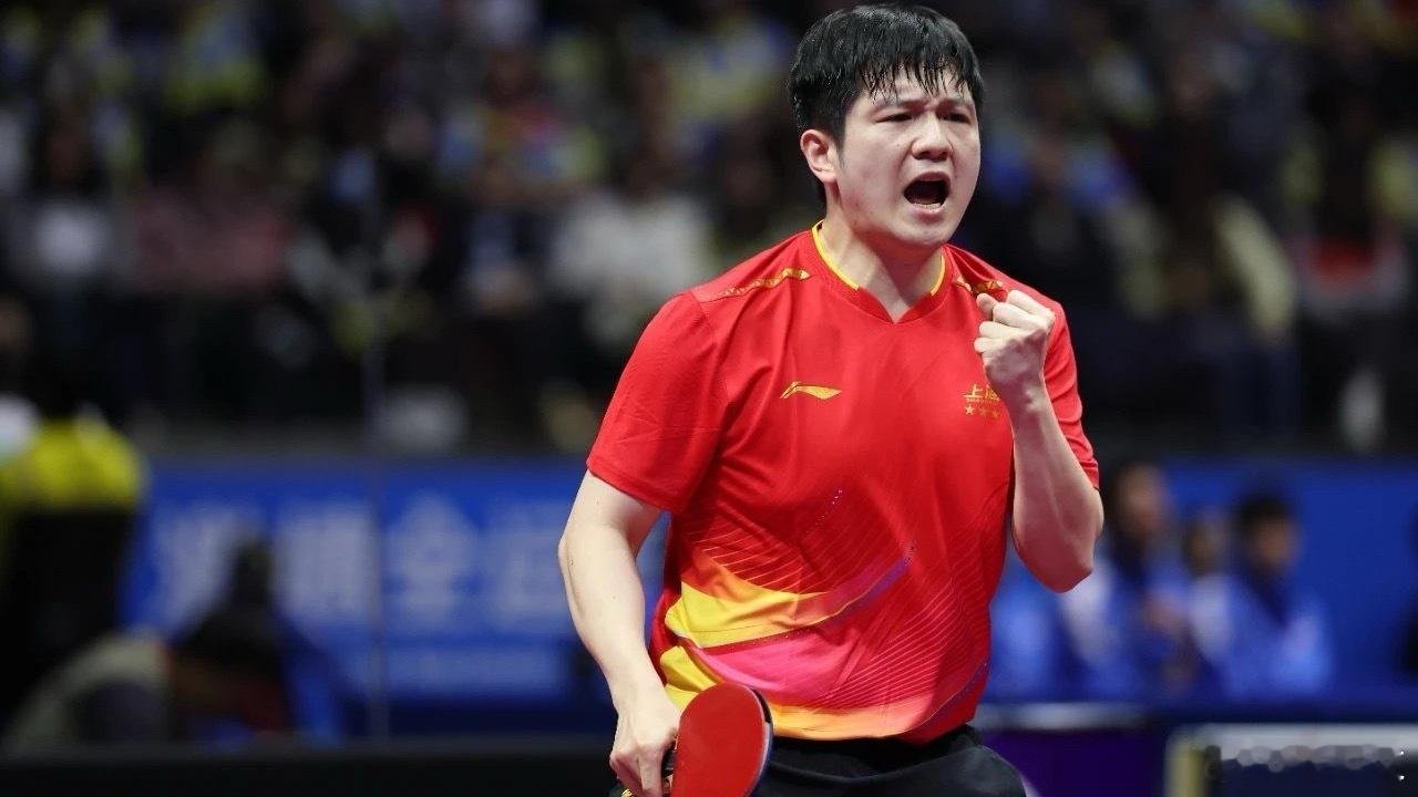 这比赛看得我心跳加速！东哥樊振东开局吃发球有点多，好在及时叫了暂停，成功“卡住”