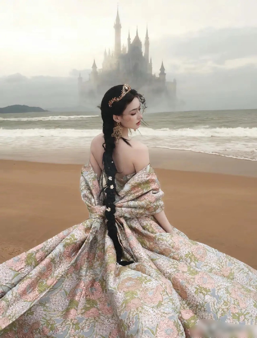 林允的拍摄团队厉害了，拍出了海市蜃楼的感觉，林允美得像城堡里公主。 